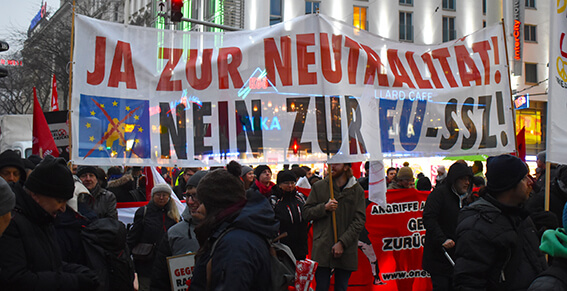 Transparent der Solidarwerkstatt bei der Demonstration gegen die schwarz-blaue Regierung am 13.1.2018 in Wien.