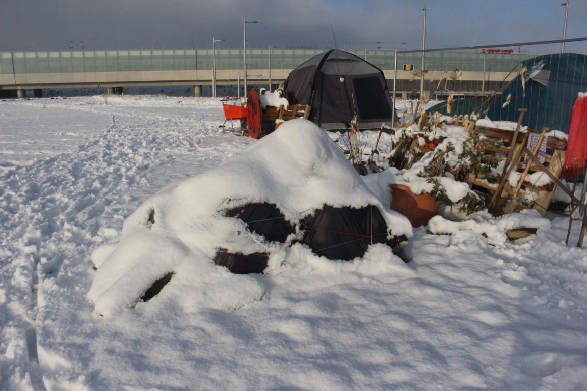 Baustelle Stadtstraße: Zelte im Schnee