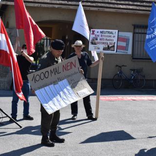 Garnisonskommandant Hrbek übernimmt Protestunterschriften im Namen des Ministeriums