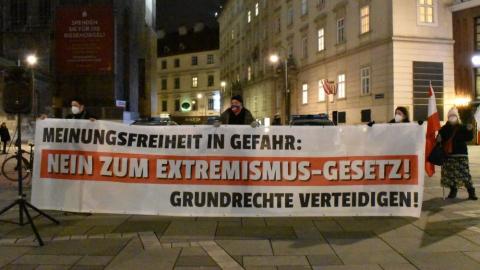 Hauptransparent: Nein zum Extremismus-Gesetz