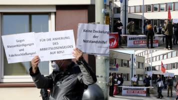 Protest vor dem Innsbrucker AMS