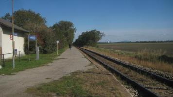 Die Hauptstrecke von Wien Hbf nach Bratislava Hbf, eingleisig und nicht elektrifiziert (Foto von 2008, Haltestelle Glinzendorf)